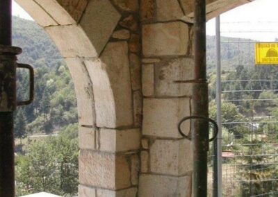 Terrasse avec arches en pierres